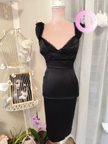 Diva vállra húzható elegáns ruha